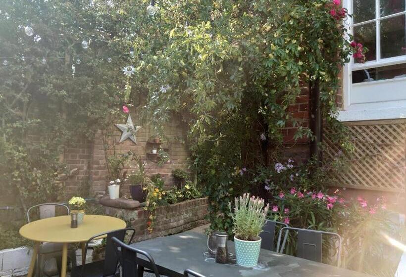 بنسيون Ash Rooms