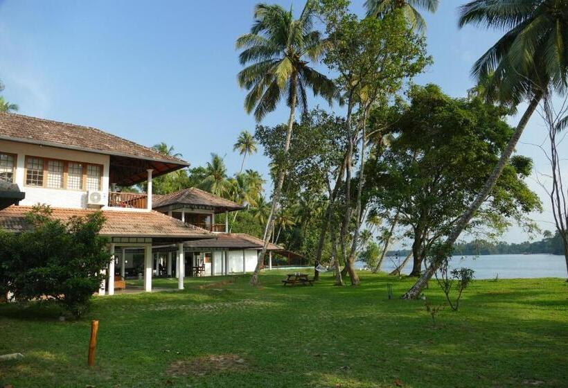 استراحتگاه Cranganor History Café & Riverside Château