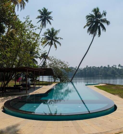 استراحتگاه Cranganor History Café & Riverside Château