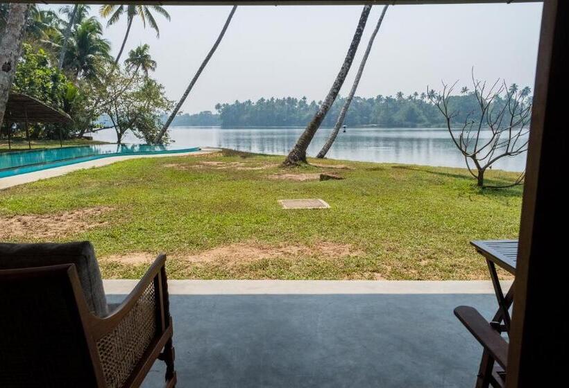 استراحتگاه Cranganor History Café & Riverside Château