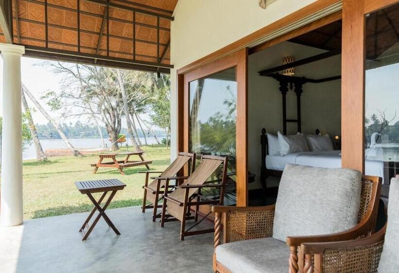 استراحتگاه Cranganor History Café & Riverside Château