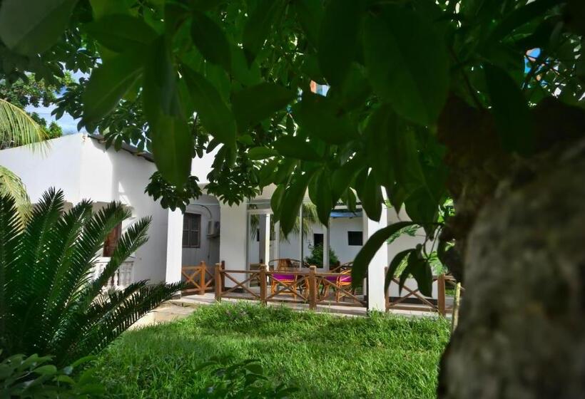 Bed and Breakfast Cocolala Beach House