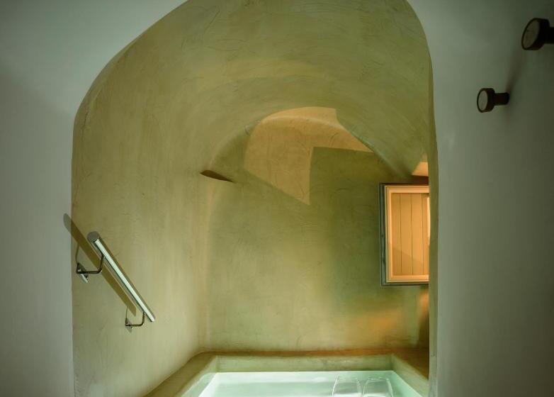 تختخواب و صبحانه Oia Treasures Art Suites