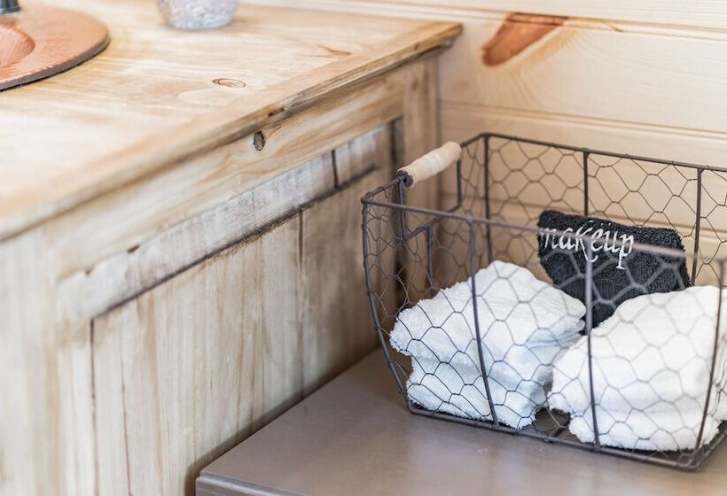 Fancy Cabin Right On Main St!