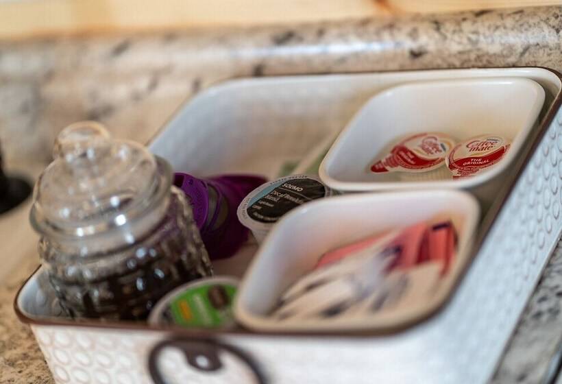 Fancy Cabin Right On Main St!