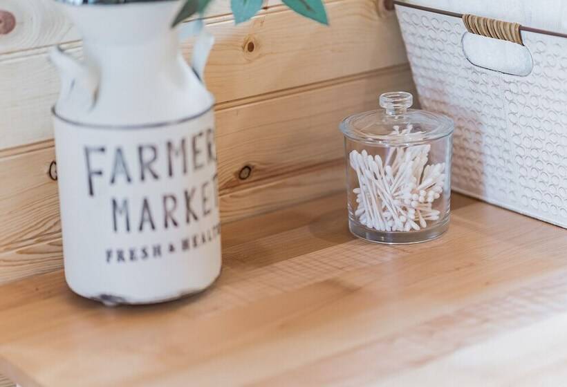 Fancy Cabin Right On Main St!