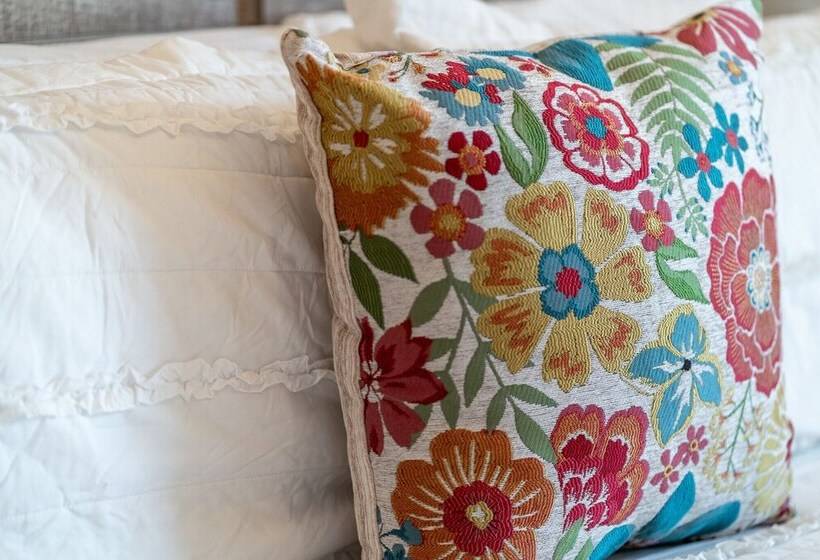 Fancy Cabin Right On Main St!