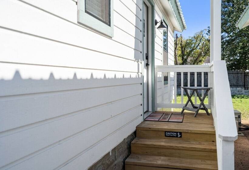 Fancy Cabin Right On Main St!