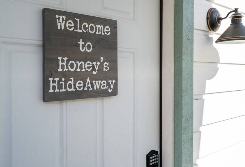 Fancy Cabin Right On Main St!