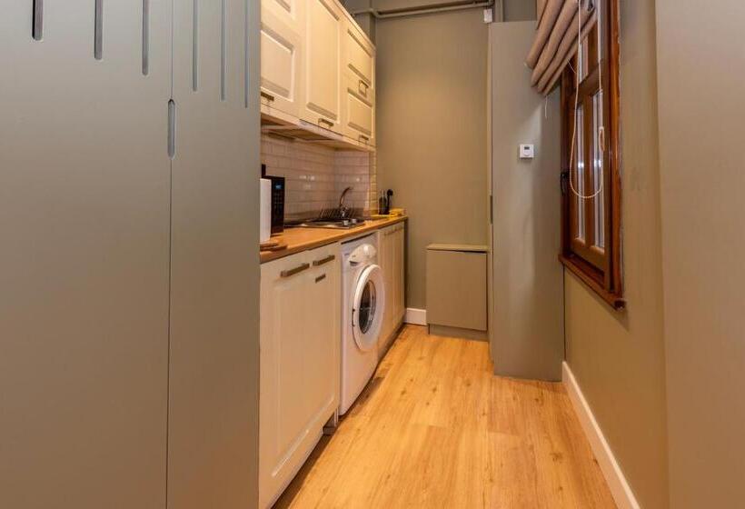 Отель Bguest Pera Suites