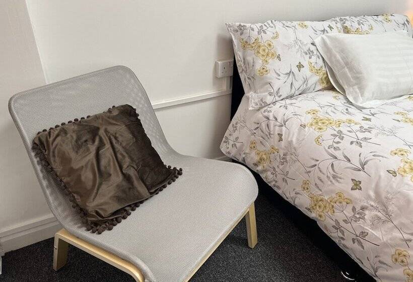 Отель Double Room With Skyline View London