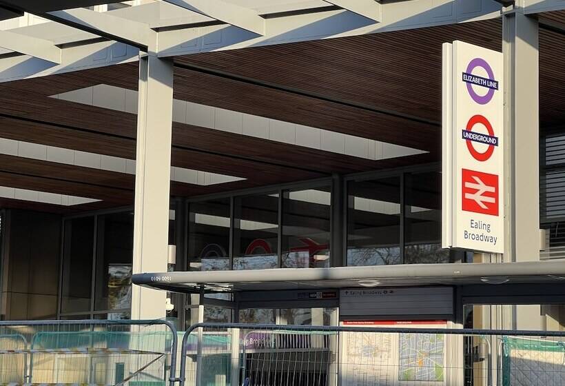 Отель Double Room With Skyline View London