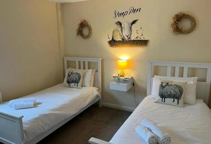 Отель Farmyard Inn