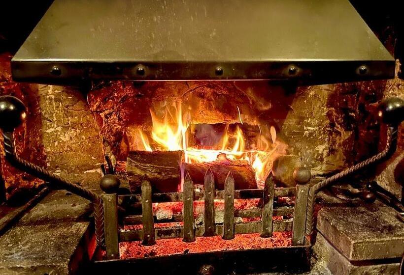 Отель Farmyard Inn