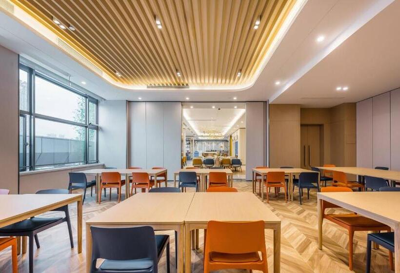 فندق Holiday Inn Express Jiangmen East Station, An Ihg