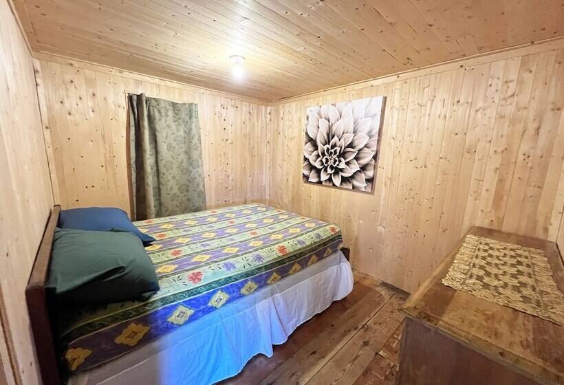 فندق Lake Onaping Lodge