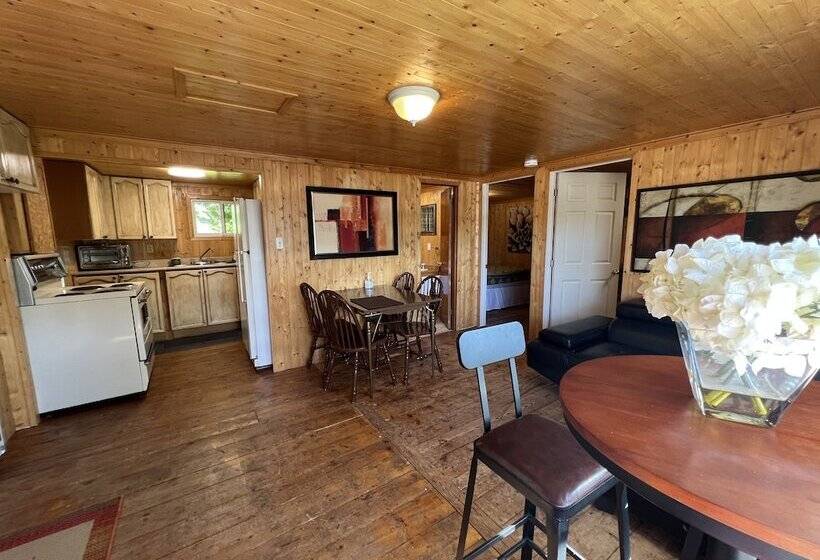 فندق Lake Onaping Lodge