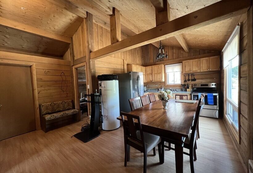 فندق Lake Onaping Lodge