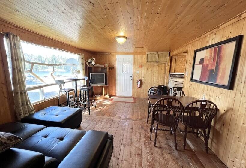 فندق Lake Onaping Lodge