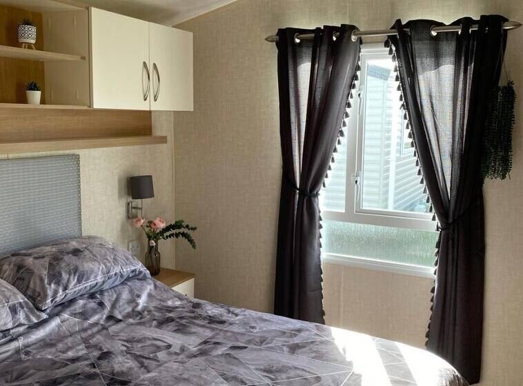 Отель Modern Caravan At Lyons Robinhood