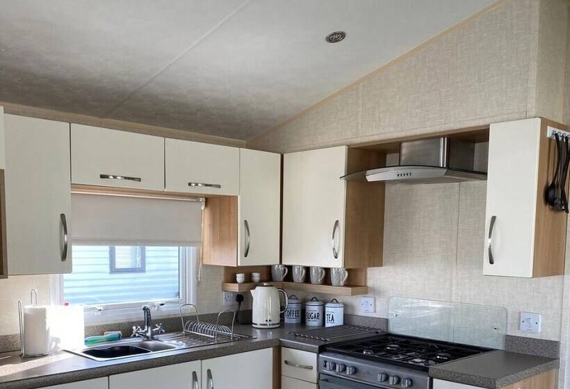 Отель Modern Caravan At Lyons Robinhood