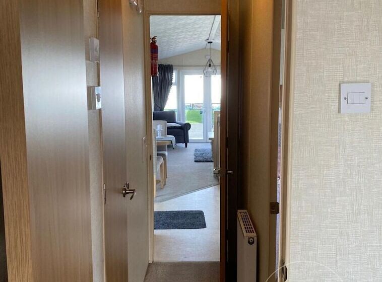 Отель Modern Caravan At Lyons Robinhood