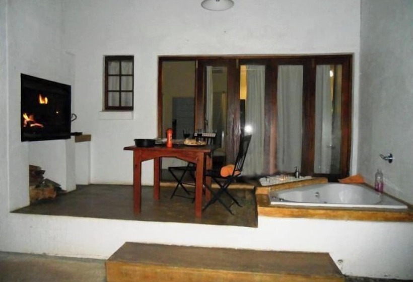 בית מלון כפרי Mulberry Lane Suites