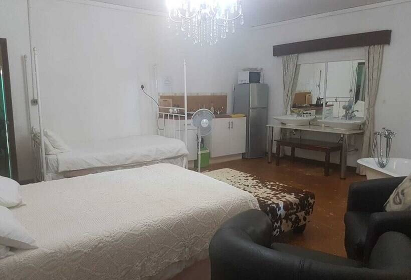 בית מלון כפרי Mulberry Lane Suites