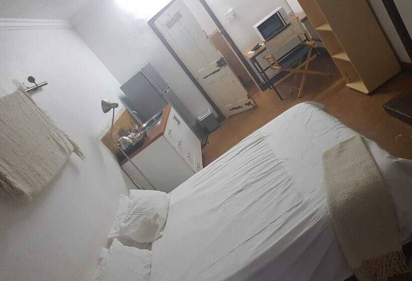 בית מלון כפרי Mulberry Lane Suites