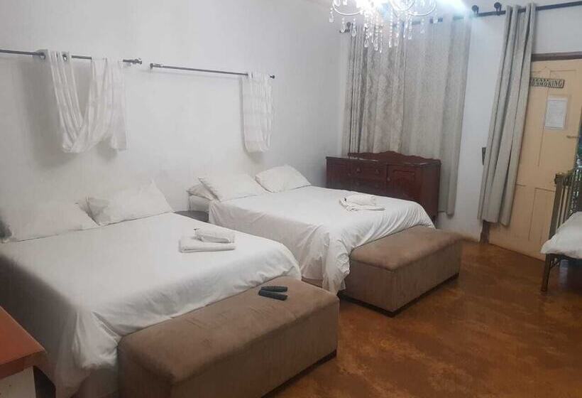 בית מלון כפרי Mulberry Lane Suites