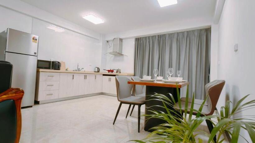 هتل Ocean Breeze Apartment