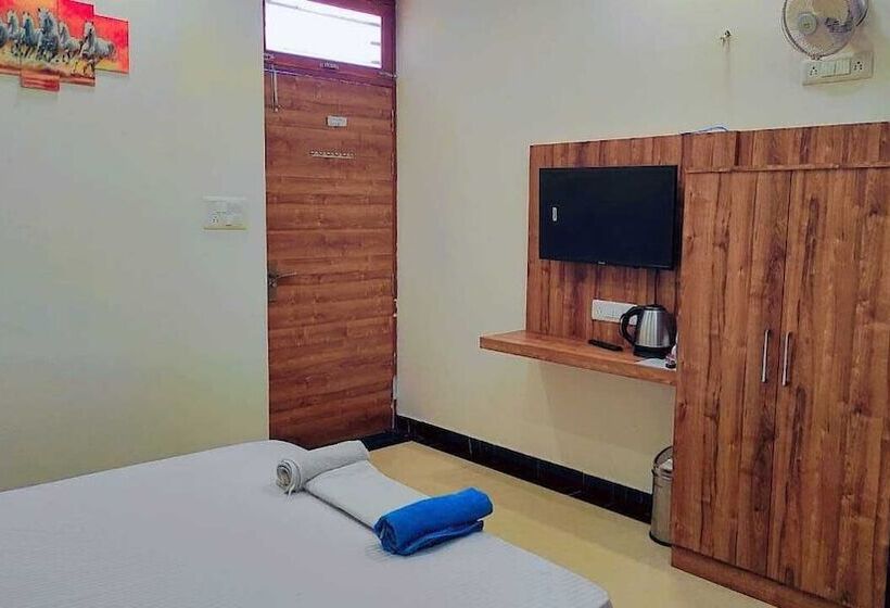 Отель Taj Street Hostel