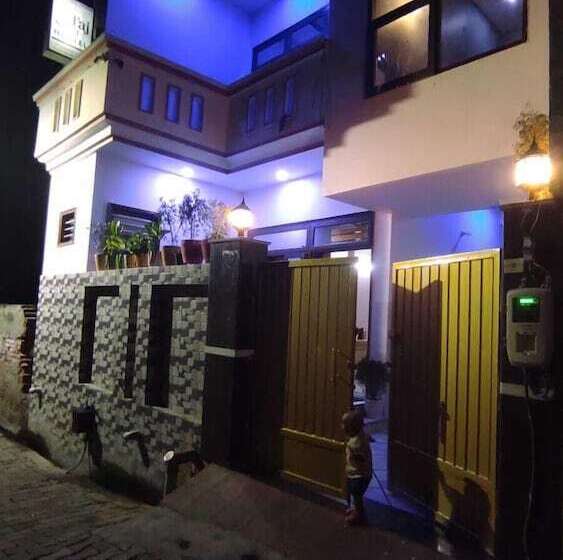 Отель Taj Street Hostel