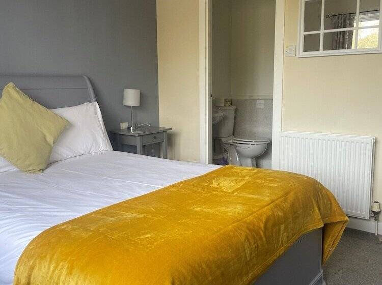 בית מלון כפרי Horse And Hound Country Inn