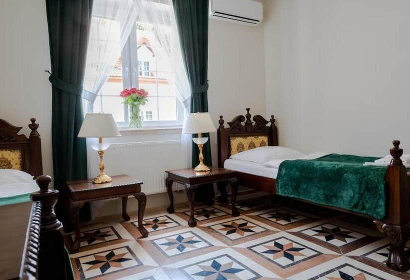 בית מלון כפרי Zielony Kompleks Dwór Ostoya