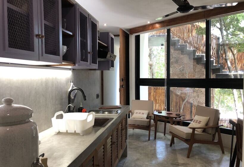 La Casa De María 11:11