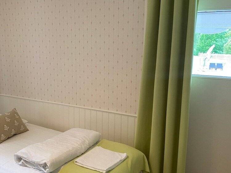 住宿加早餐  Ljusterö Bb