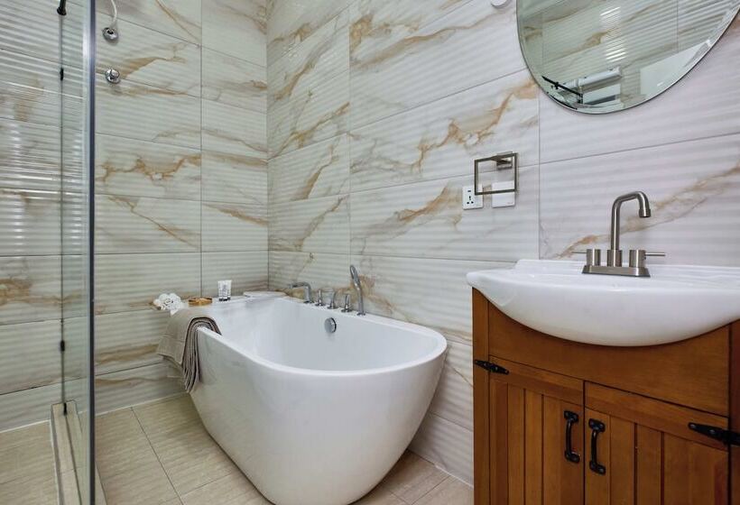 بنسيون The Mayflower Inn