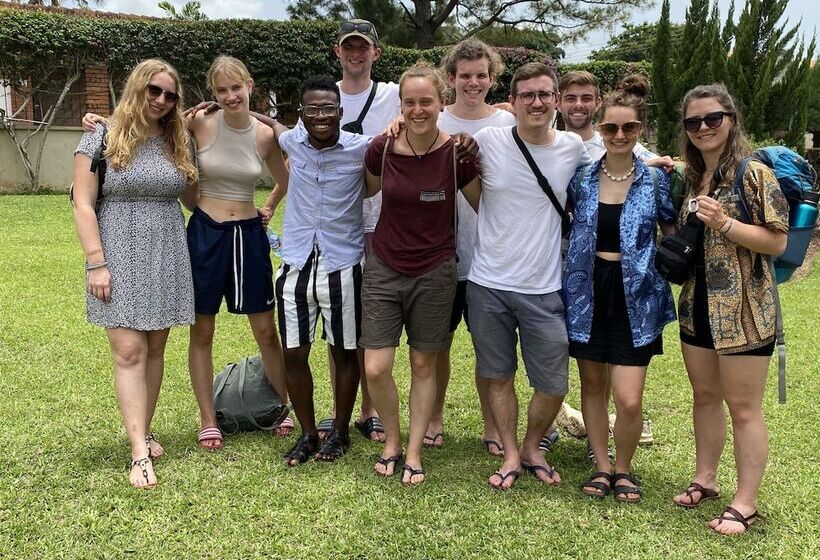 پانسیون Whispers  Guest House