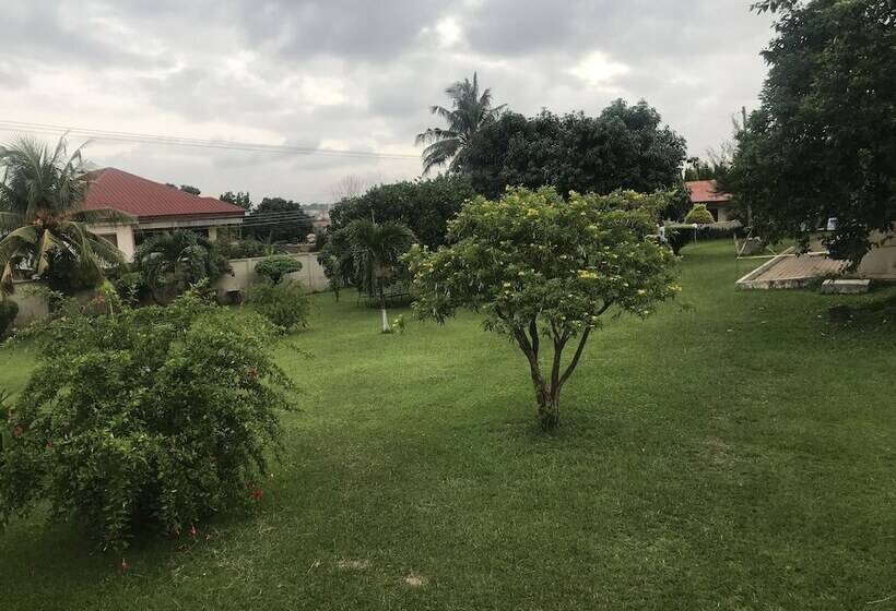 پانسیون Whispers  Guest House