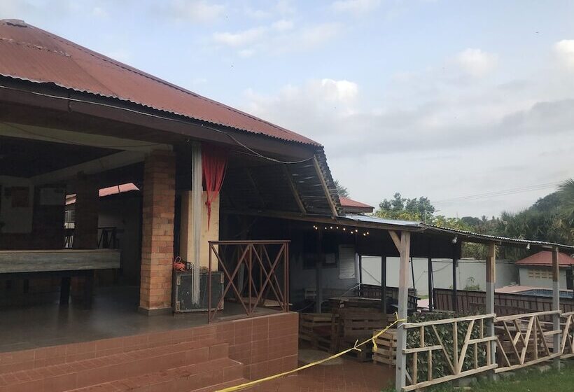 پانسیون Whispers  Guest House