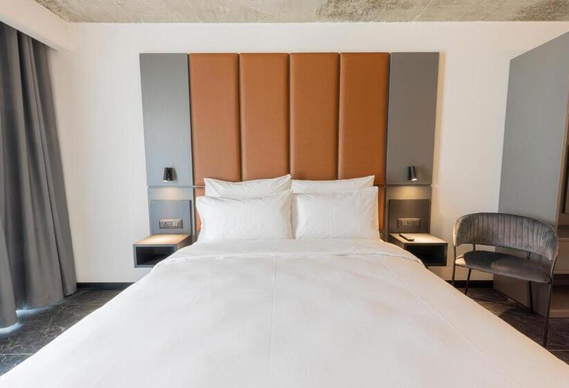 The Londoner Hotel St. Julian S