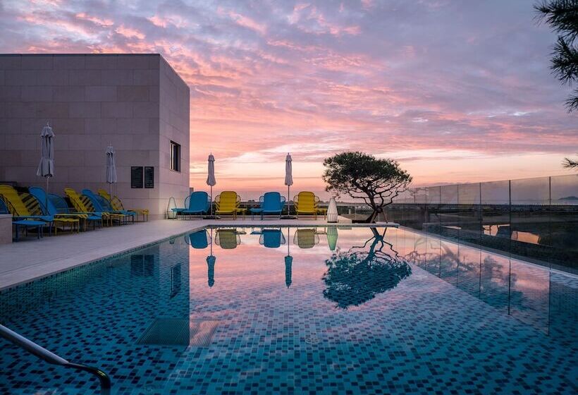 Hotel Art Paradiso, Paradise City