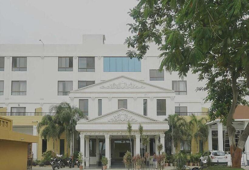 בית מלון כפרי Collection O Sanskruti Resort