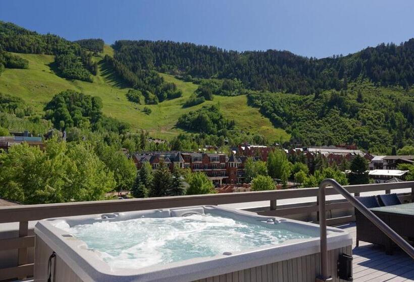 Independence Square 213, Spacious Hotel Room With 2 Queen Beds, Wet Bar, And Sitting Area