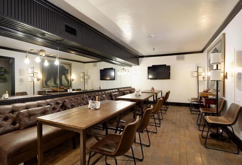 Independence Square 213, Spacious Hotel Room With 2 Queen Beds, Wet Bar, And Sitting Area