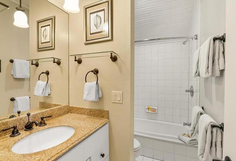 Independence Square 213, Spacious Hotel Room With 2 Queen Beds, Wet Bar, And Sitting Area