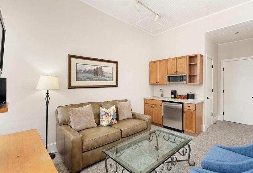 Independence Square 213, Spacious Hotel Room With 2 Queen Beds, Wet Bar, And Sitting Area