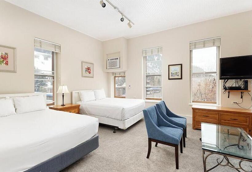 Independence Square 213, Spacious Hotel Room With 2 Queen Beds, Wet Bar, And Sitting Area