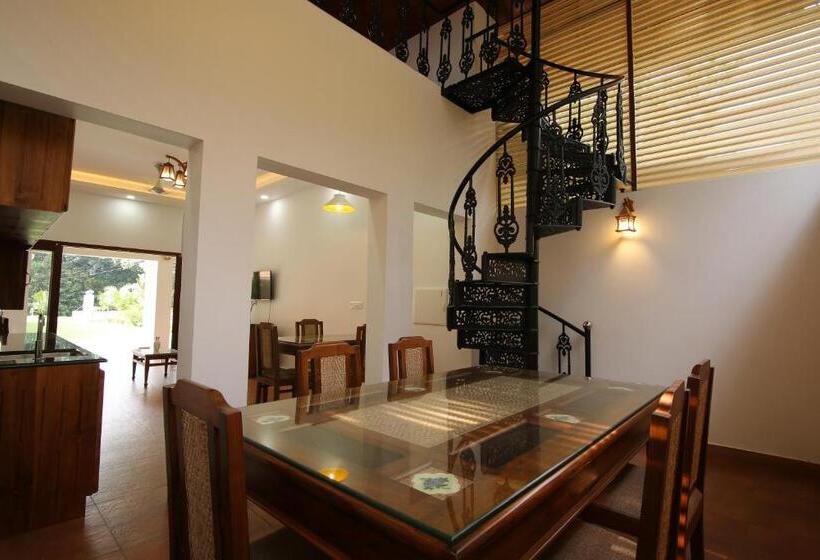 Отель John S Farm And Home